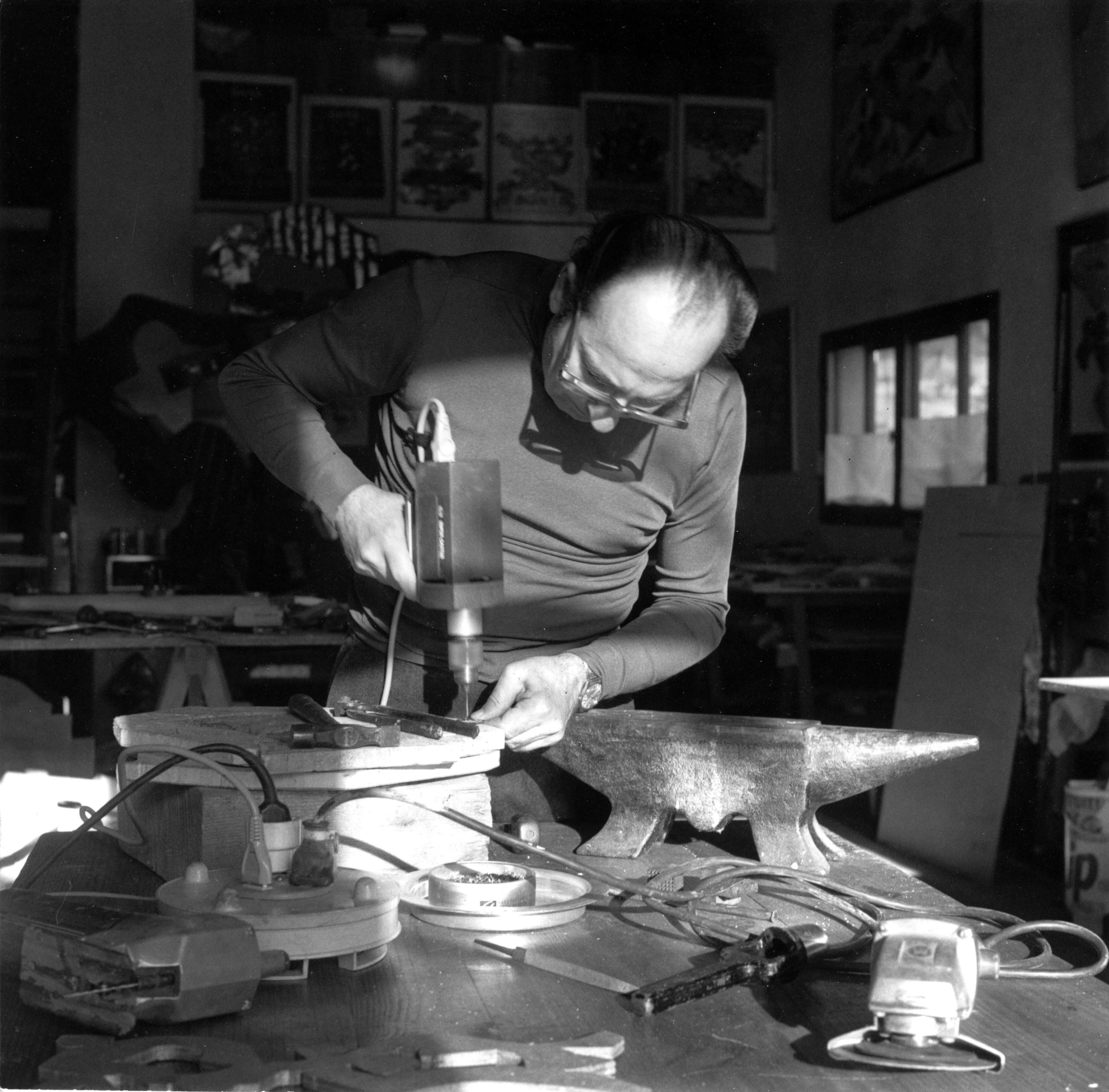 Paolo Boni travaillant dans son atelier de Vallauris © Cuchi White